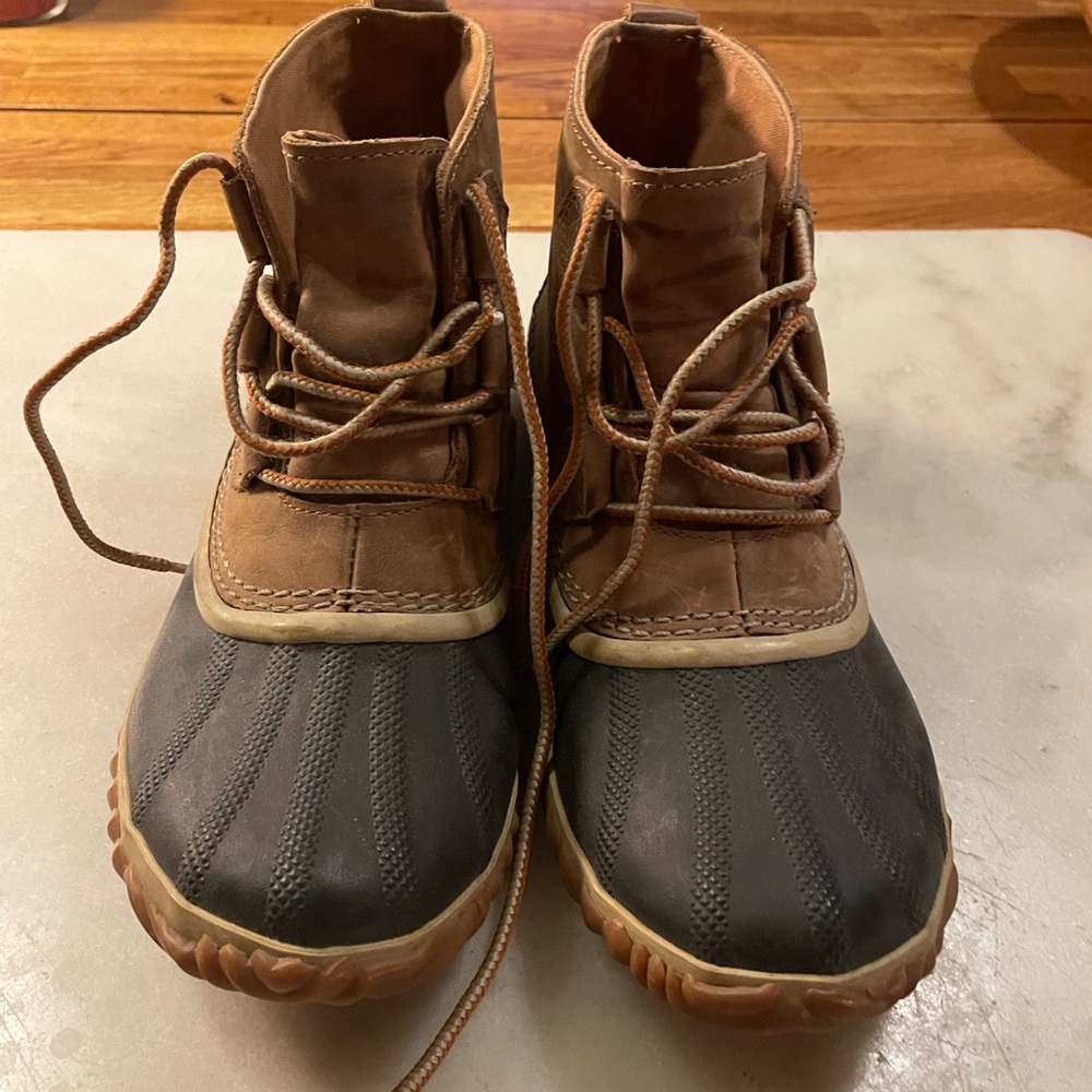 Sorel women boots excellent condition barely used.